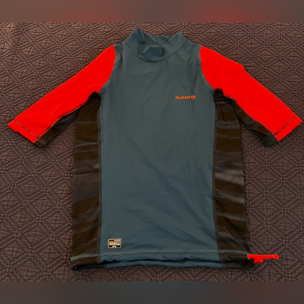 🏄🏻‍♀️ Olaian Youth UV50 Rash Guard Swim Shirt Blue, Orange, and Black Sz 8/9Y